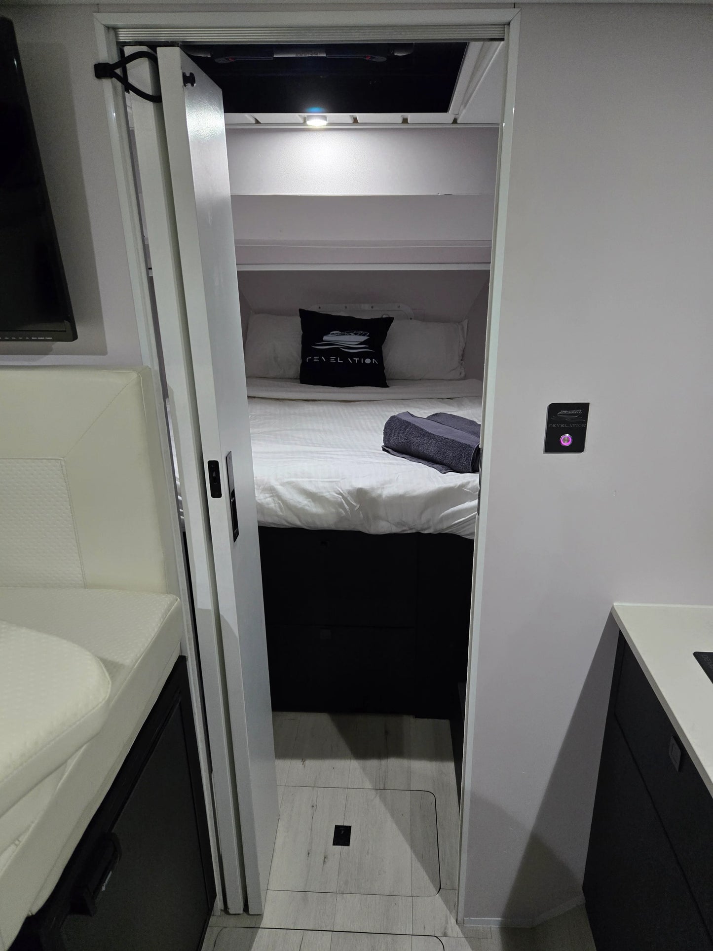 Self-Drive Boat Hire, Shell Cove Overnight